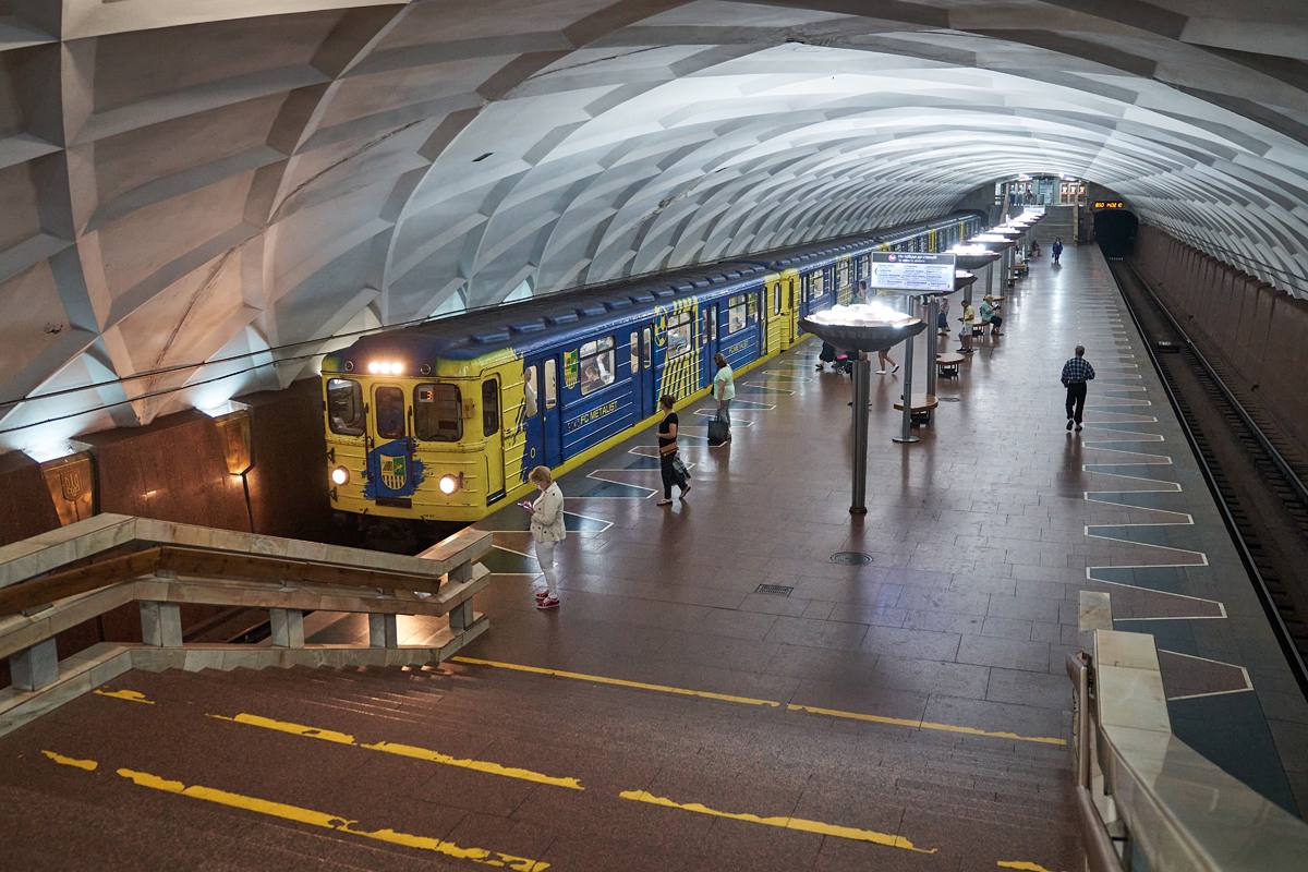 Станцію метро «Армійська» прикрасили гербами міста Харкова та України