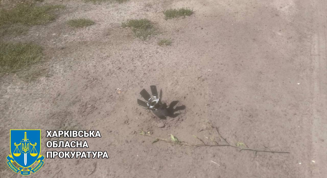 Внаслідок ворожого обстрілу села на Харківщині двоє поранених, серед них дитина