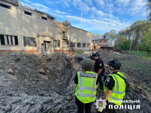 Внаслідок російських обстрілів поранена жінка: слідчі фіксують наслідки воєнних злочинів на Харківщині