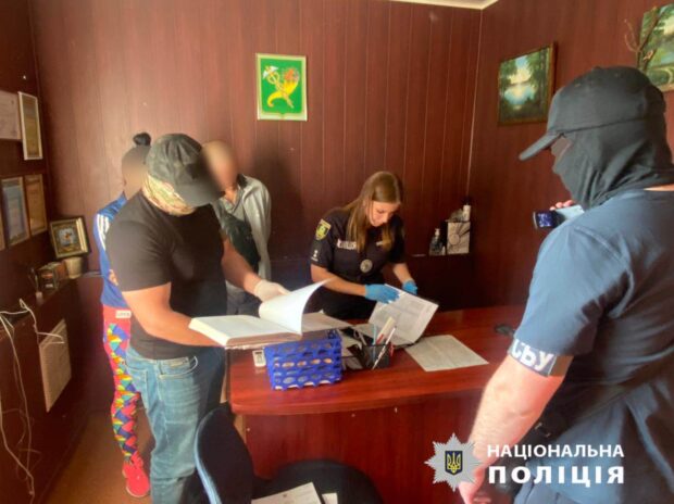 Вимагав та встиг отримати 1500 доларів США за місце на кладовищі: у Харкові затримали завідувача кладовища