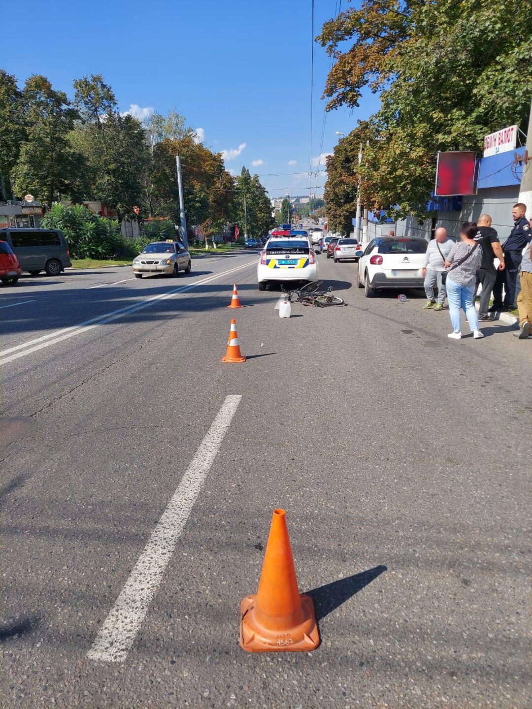 У Харкові велосипедист потрапив під колеса автівки
