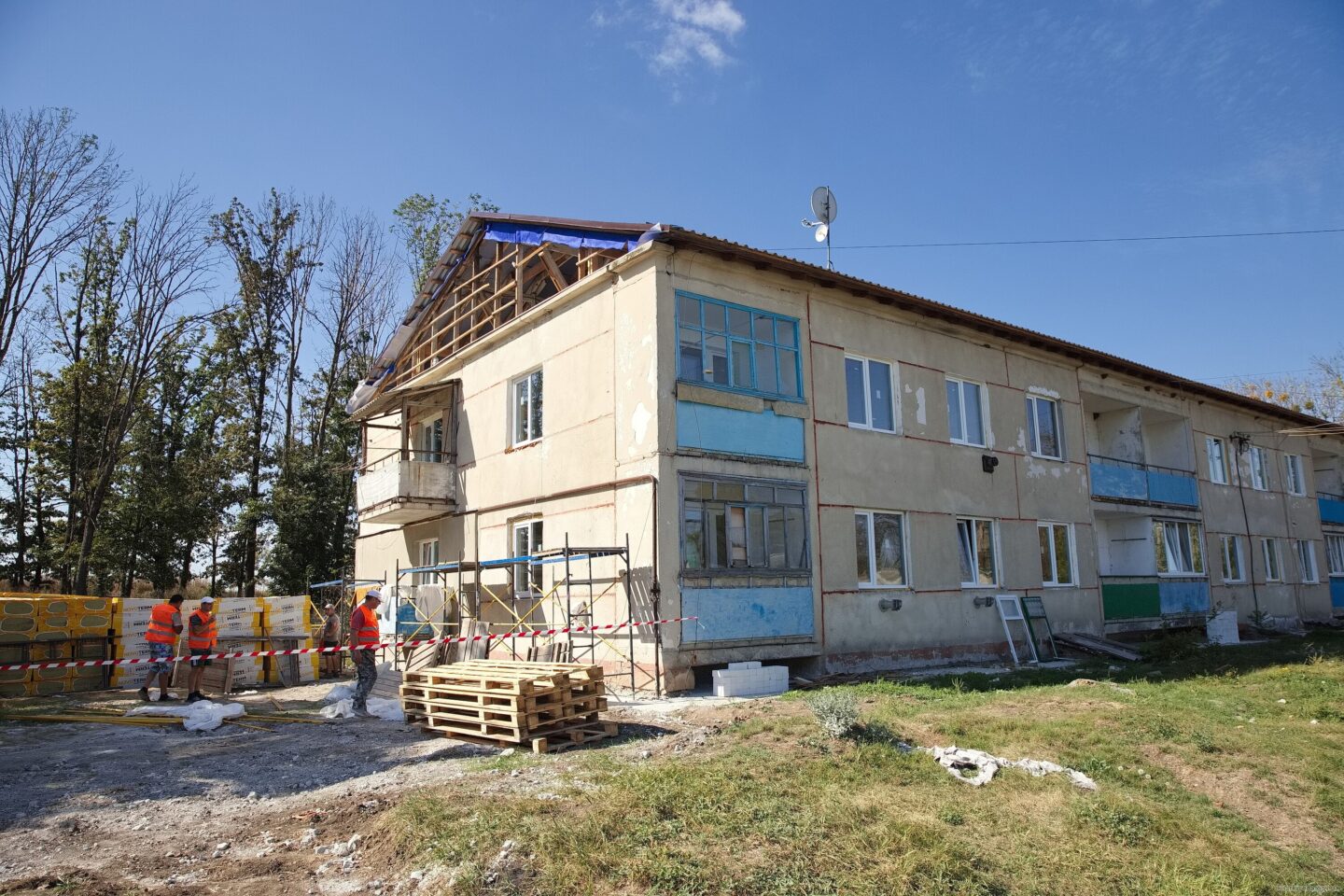 У селі Нова Гусарівка відновлюють будинок, пошкоджений від російських обстрілів (відео)