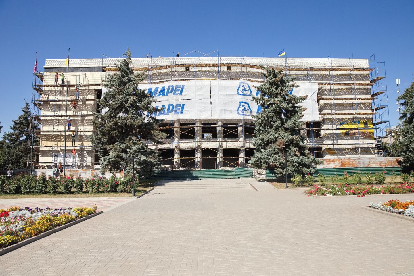 В Ізюмі відновлюють адмінбудівлю, яку підпалили росіяни під час відступу (відео)