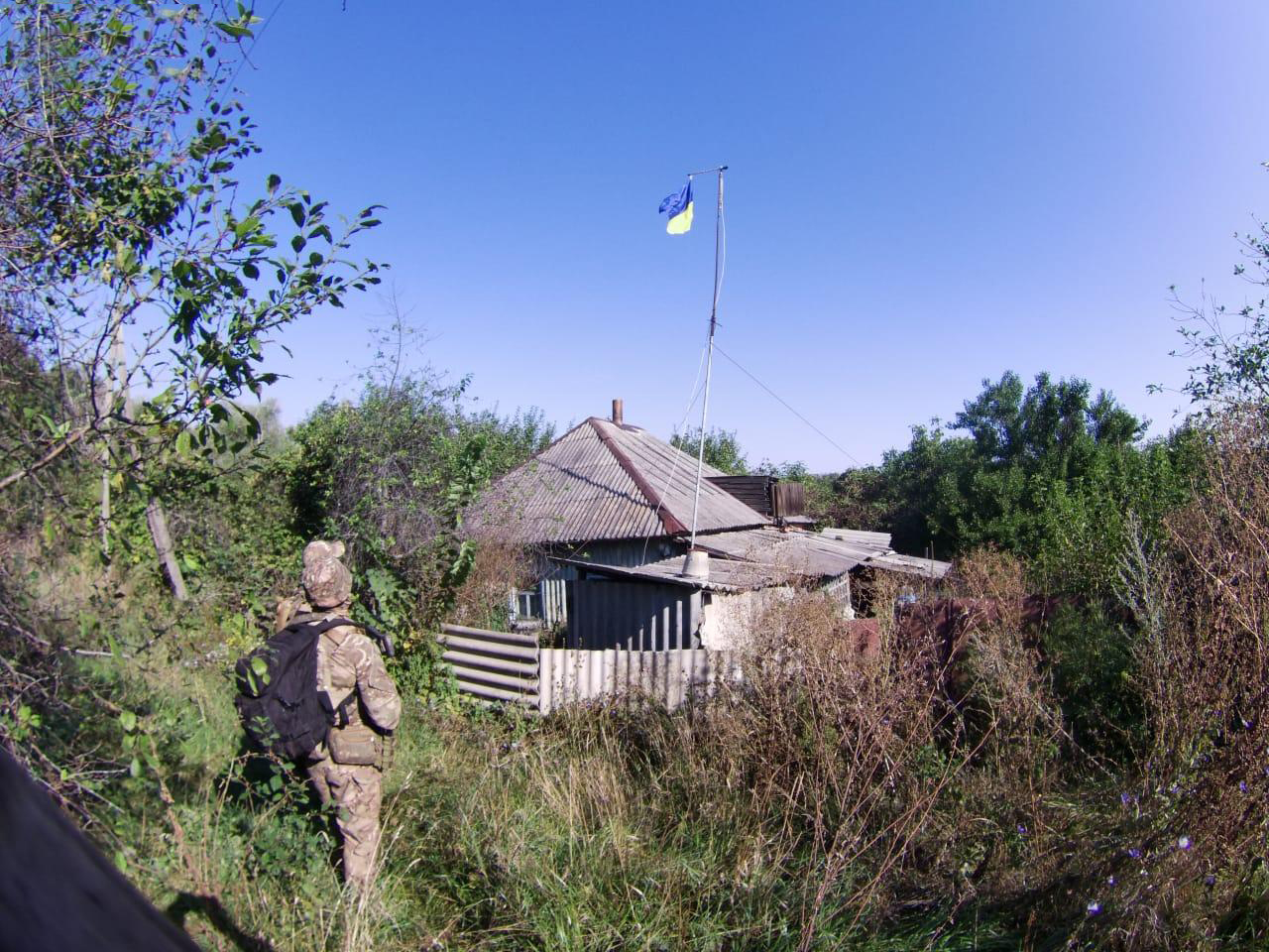 На Харківщині прикордонники підняли прапор України у двох селах “сірої зони” (відео)