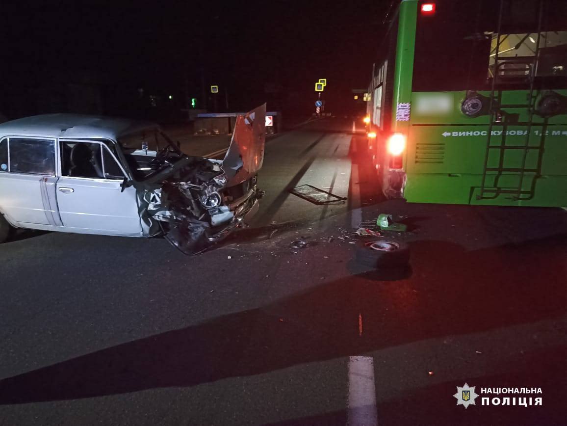 У Харкові автівка при повороті зіштовхнулася з тролейбусом