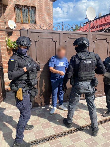 Вимагав 40 тисяч доларів та погрожував фізичною розправою: у Харкові затримали чоловіка