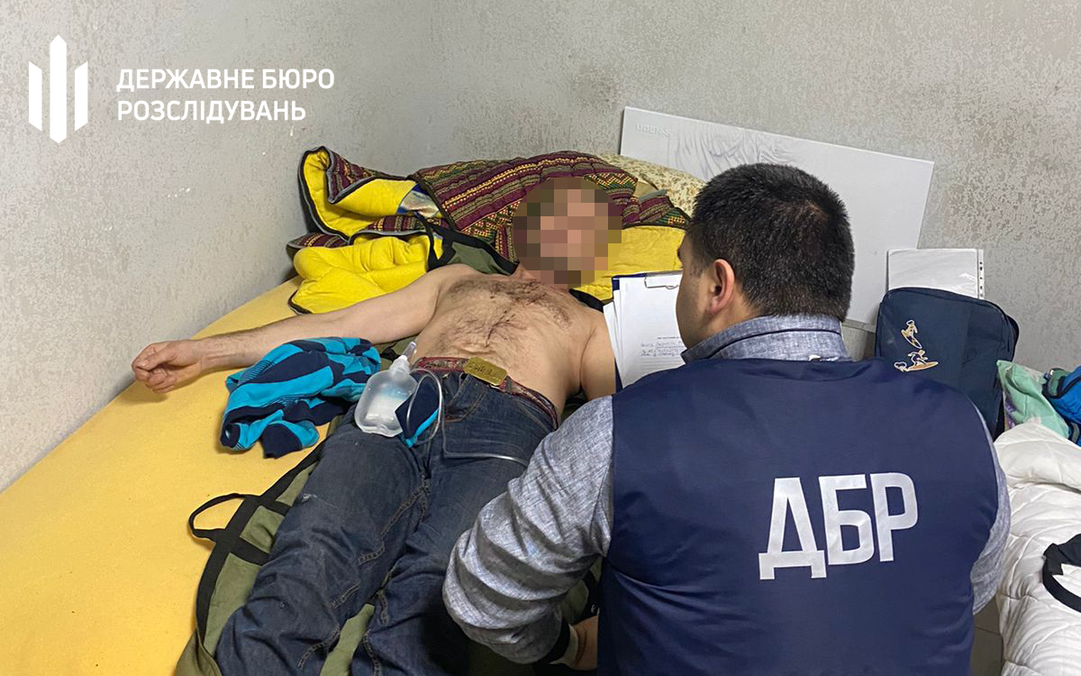 На Львівщині затримали двох працівників військкомату, які знущались з незаконно утримуваного ними чоловіка з Харкова – ДБР (відео)