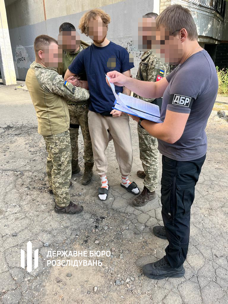 У Харкові затримали військового, який втік з місця служби та зухвало закликав правоохоронців його спіймати (відео)