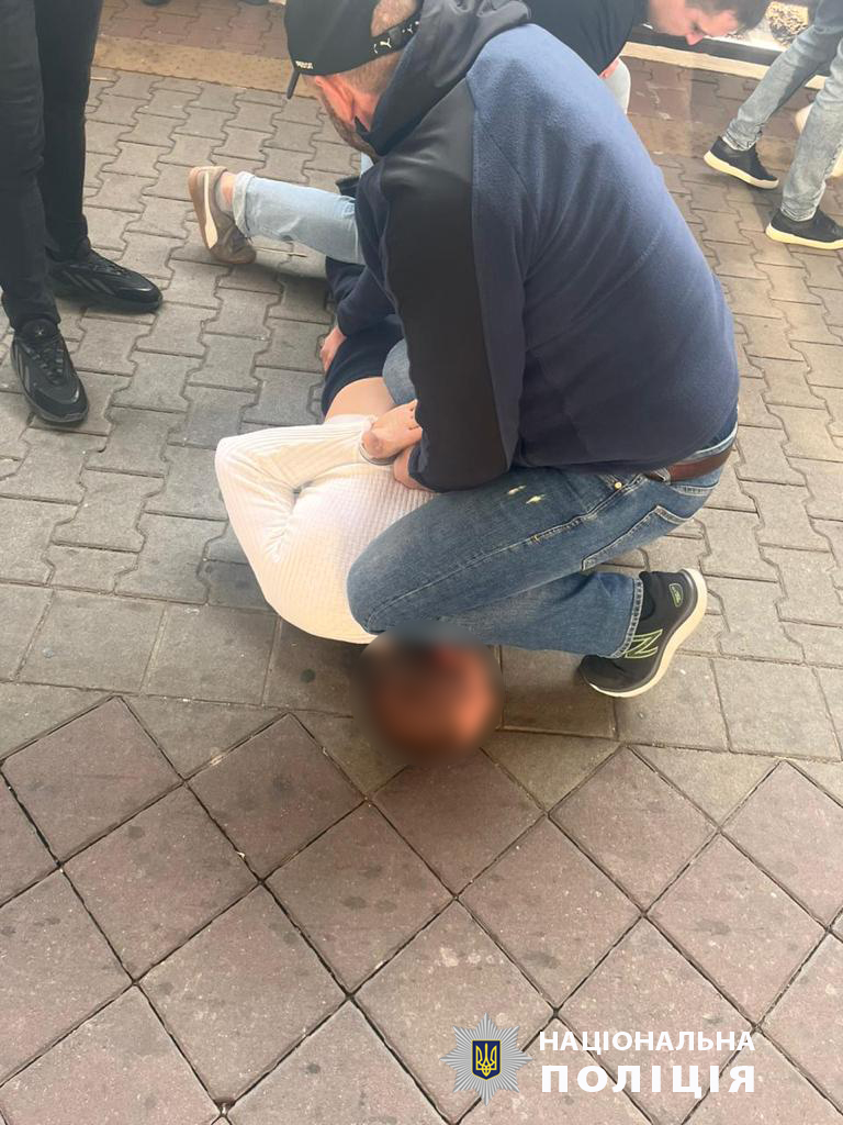 Поліцейські затримали чоловіка, який намалював російські прапори на опорах лінії електропередач та деревах у харківському парку (фото)
