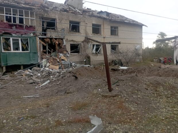 Постраждали троє людей: слідчі задокументували наслідки ворожого обстрілу села Пересічне на Харківщині