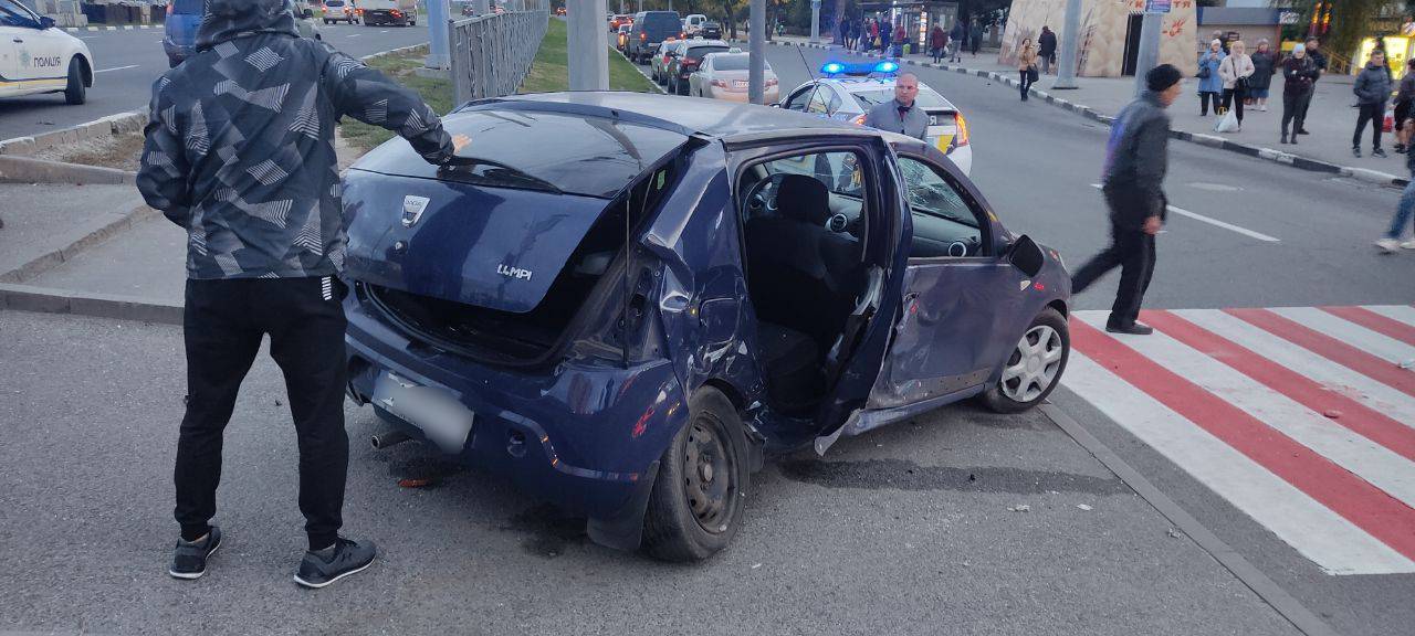 У Харкові внаслідок зіткнення автівок постраждали двоє людей