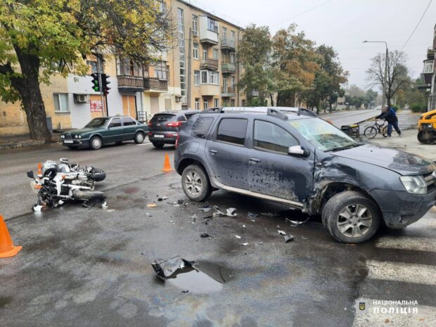 У Харкові зіштовхнулися автівка та мотоцикл: водія мотоцикла госпіталізували