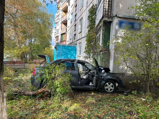 У Харкові водій автівки врізався в стіну багатоповерхівки: є загиблі та пораненні