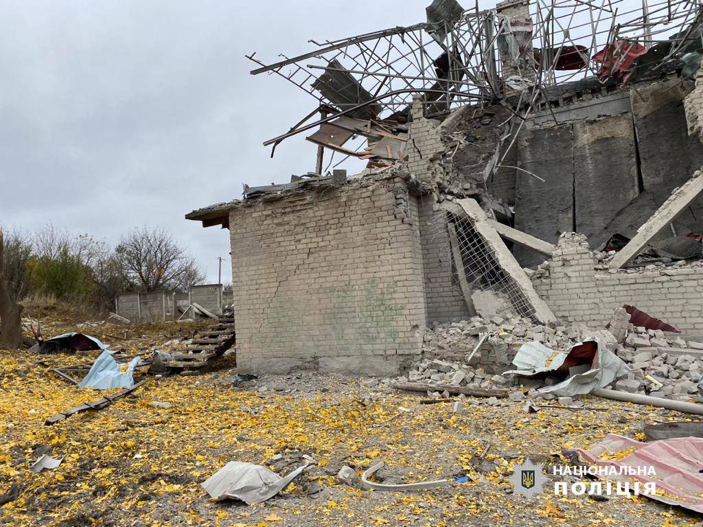 Внаслідок російських обстрілів поранені дві людини: слідчі задокументували наслідки воєнних злочинів росіян на Харківщині