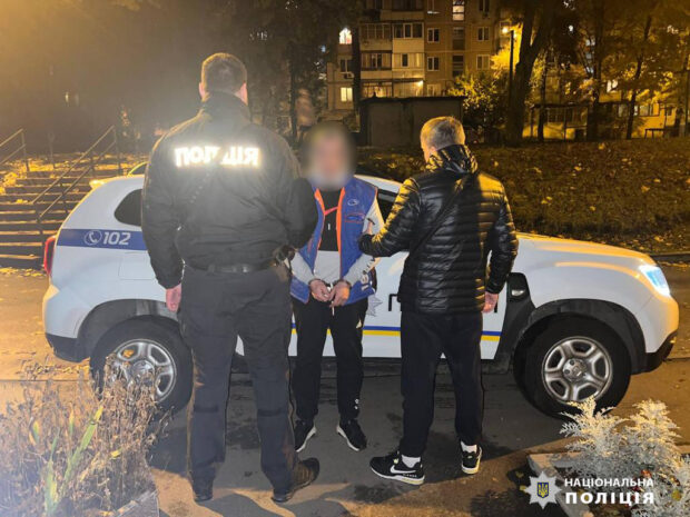Викрали з обмінного пункту пів мільйона гривень: у Харкові затримали двох чоловіків