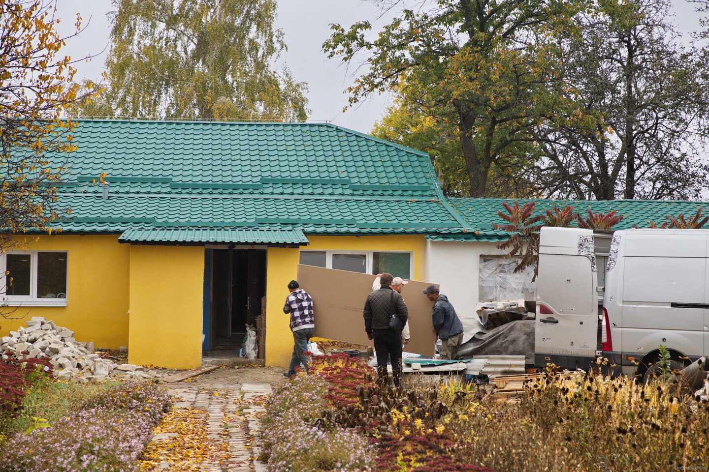У Малих Феськах завершують капремонт амбулаторії, яку пошкодили російські окупанти (відео)