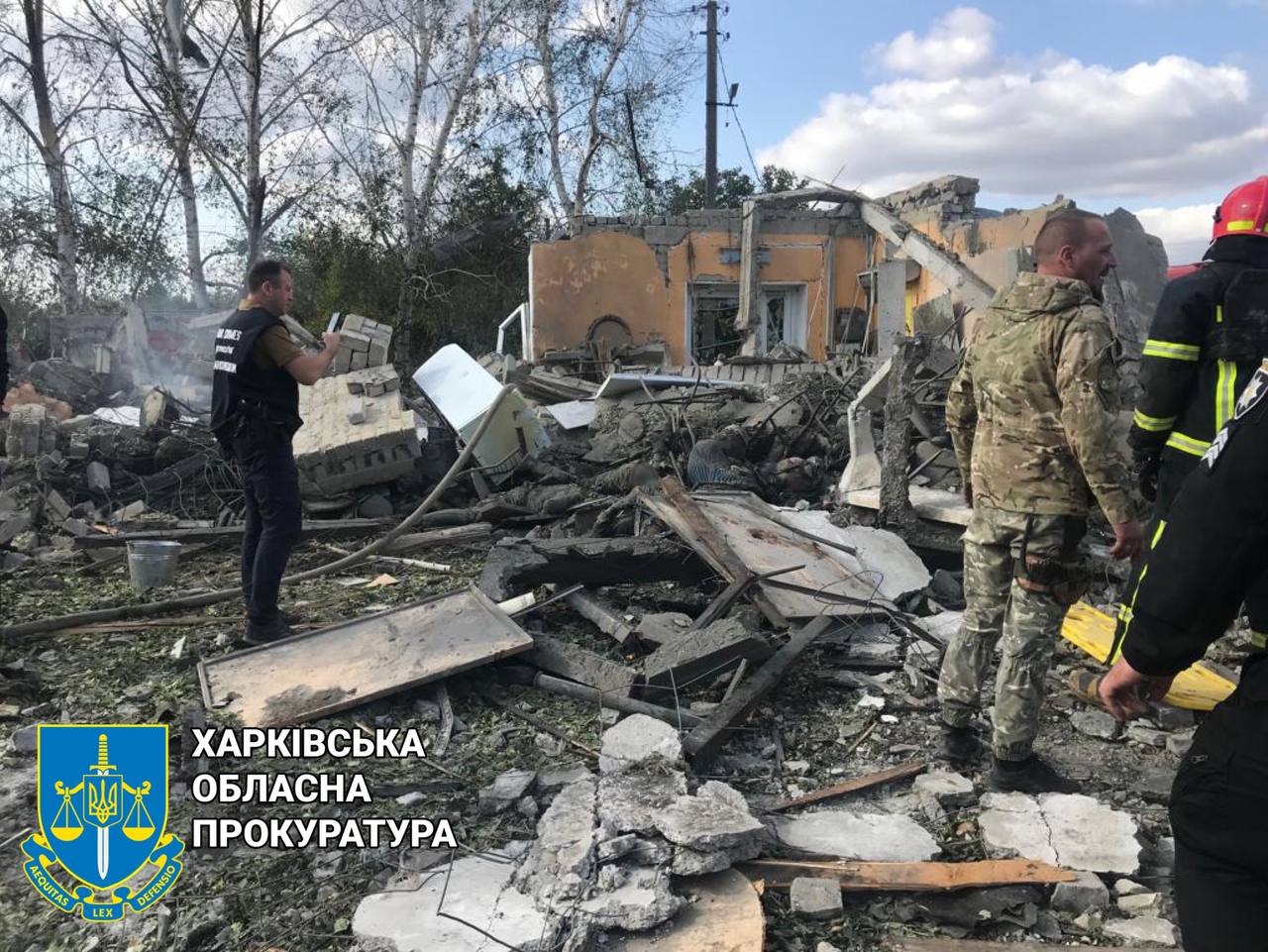 Прокуратура повідомляє про 49 загиблих в селі Гроза на Харківщині, куди росіяни вдарили по магазину
