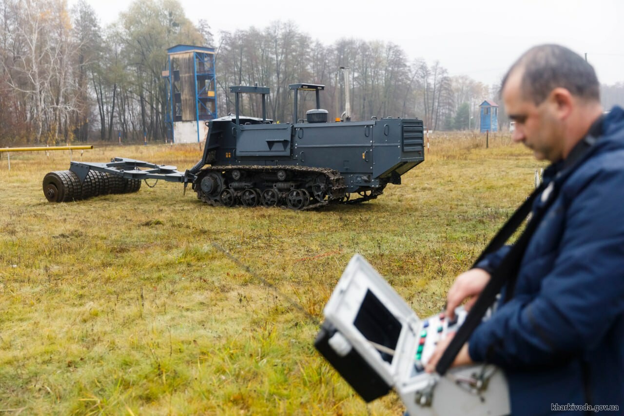 Рятувальникам Харківщини передали першу в Україні машину для підготовки ґрунту до розмінування