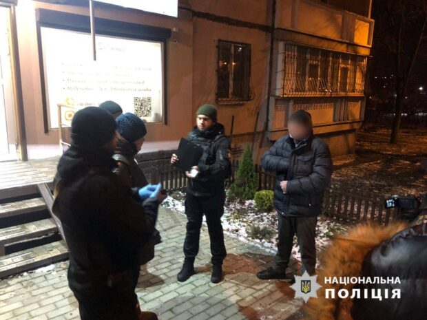 У Харкові затримали двох чоловіків, які вкрали у жінки гаманець у громадському транспорті