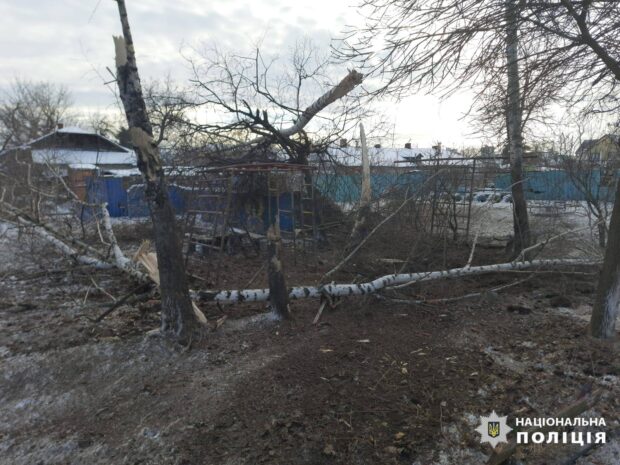 Внаслідок російських обстрілів поранено цивільного чоловіка: слідчі задокументували чергові злочини росіян на Харківщині