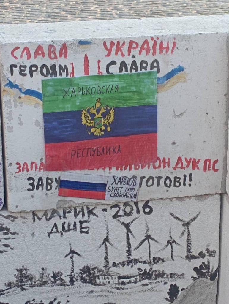 Школярці, яка клеїла символіку рф та “хнр” у центрі Харкова, суд може заборонити робити пости у соціальних мережах – поліція