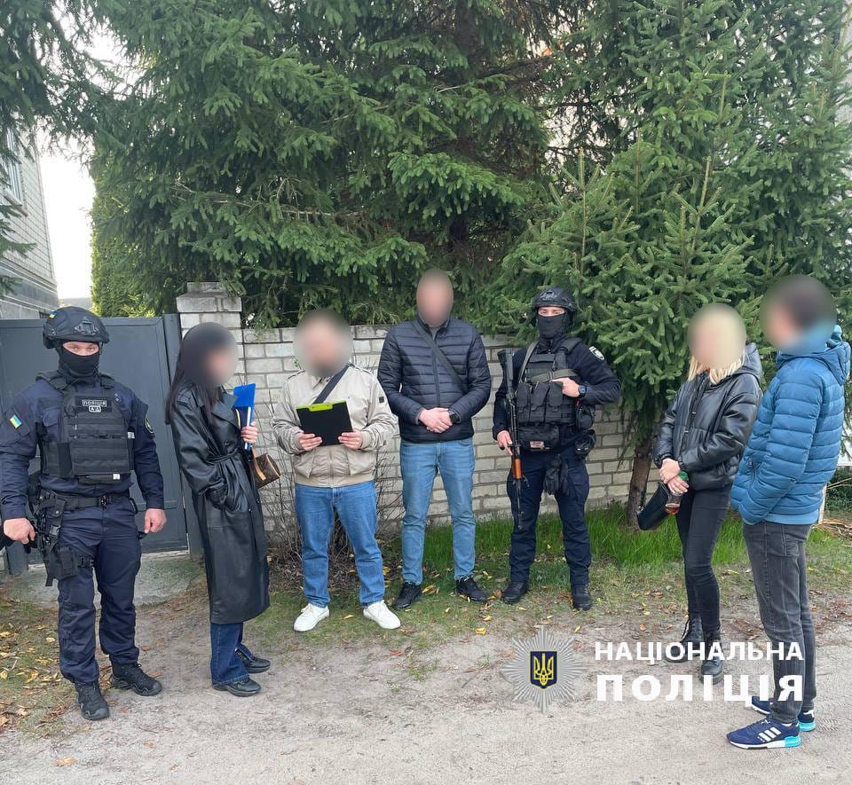 Жорстоко побили чоловіка на вулиці: у Харкові затримали зловмисників (відео)