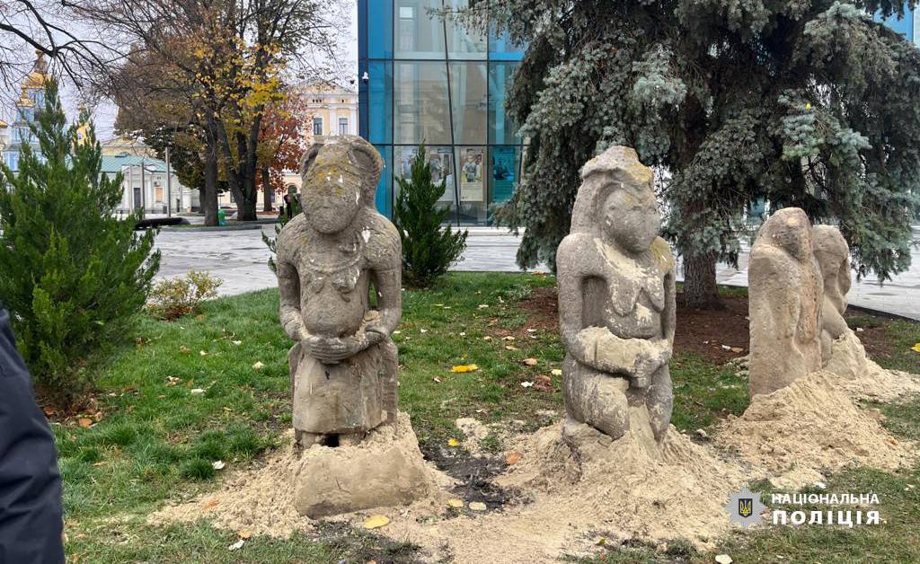 У Харкові перед історичним музеєм пошкодили половецьких баб
