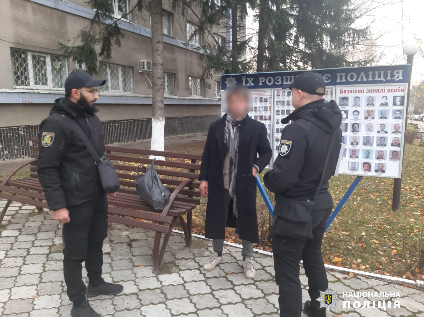 У Харкові поліцейські протягом доби встановили чоловіка, який пошкодив половецьких баб в центрі міста