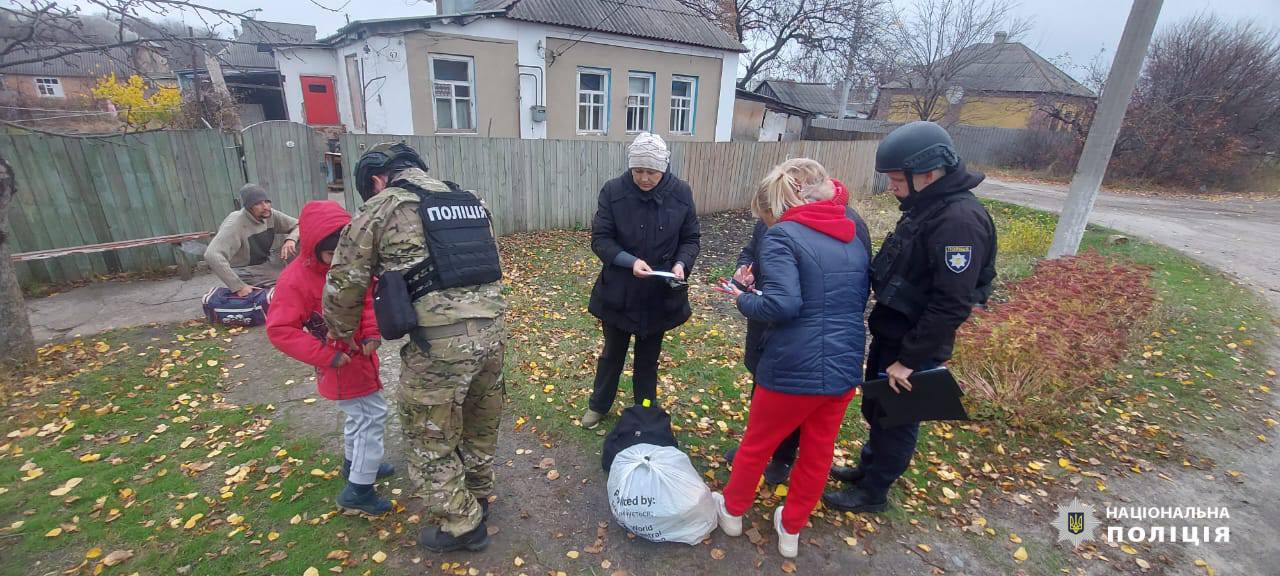 Поліція евакуювала 19 дітей з небезпечних районів Куп’янської громади (відео)