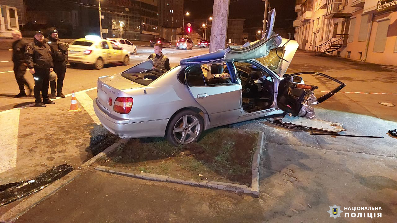 У Харкові водій автівки влетів в електроопору