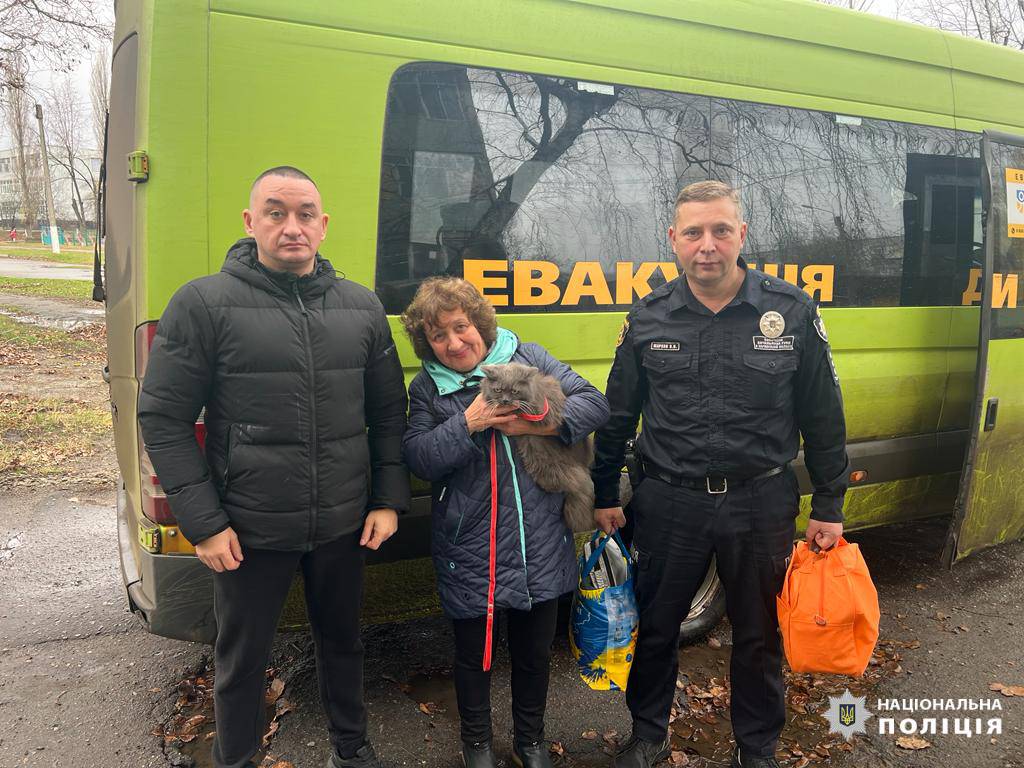 Правоохоронці разом з волонтерами евакуювали з Куп’янського району 15 людей