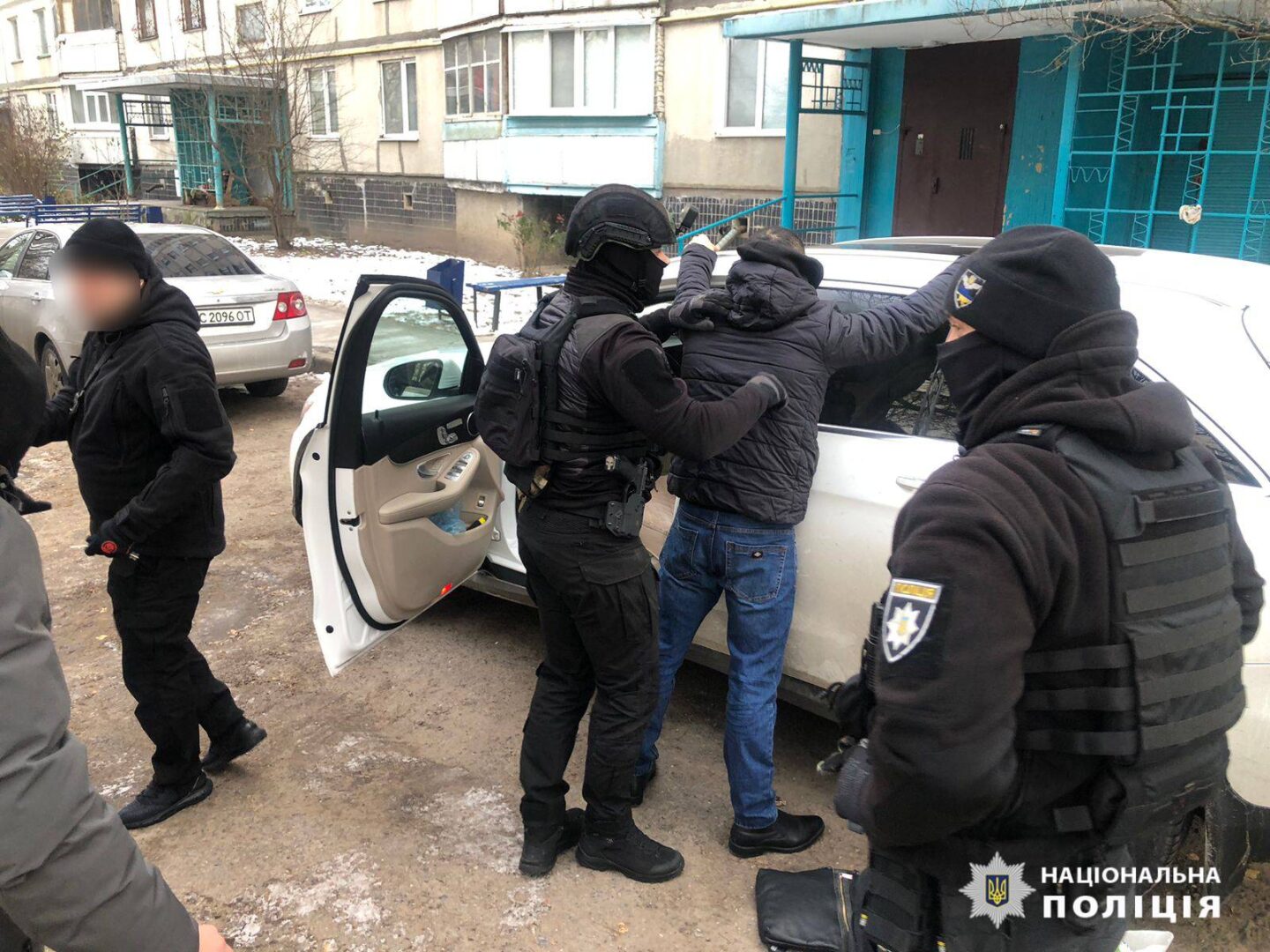 Викрав кілька тисяч доларів і євро та золоті прикраси: у Харкові затримали чоловіка