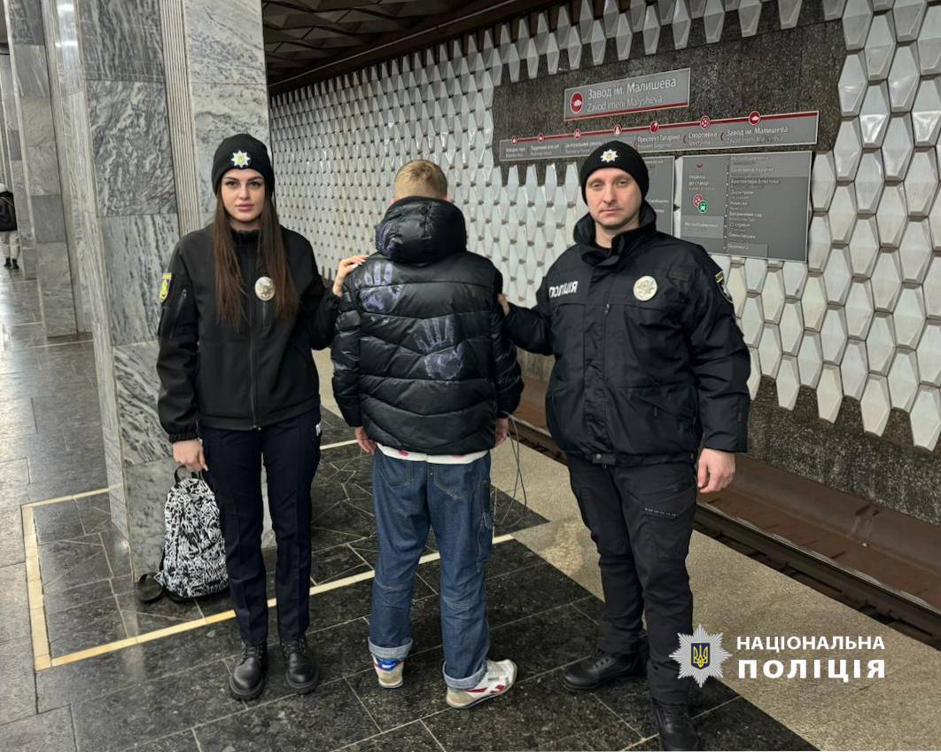 Розмалював вікна та двері вагонів підземки: у Харкові знайшли хулігана і відправили в ІТТ
