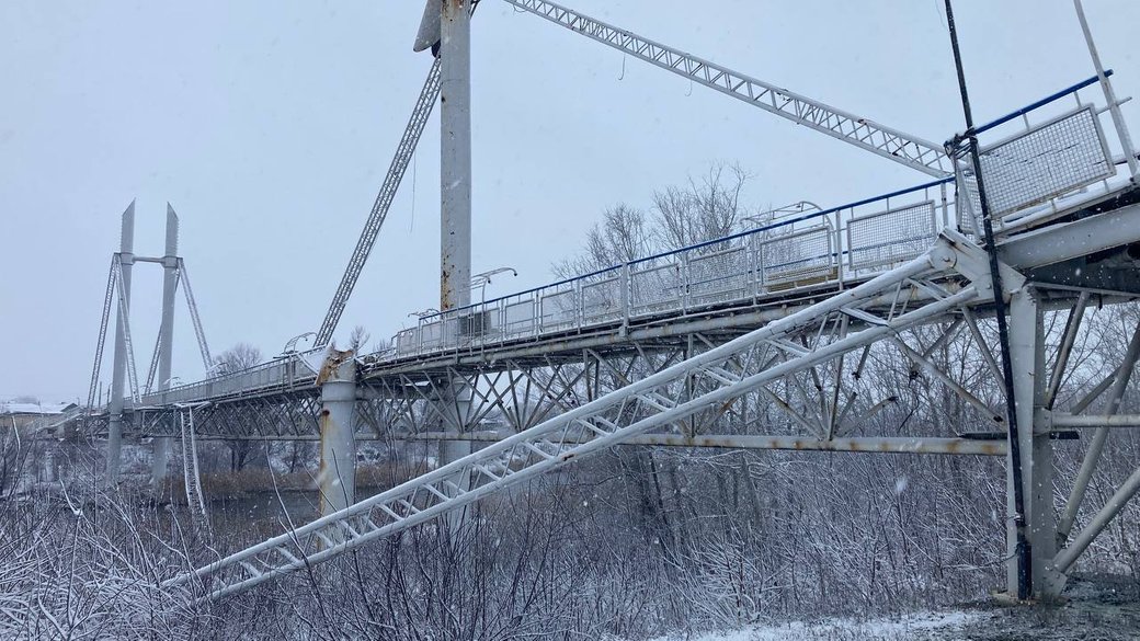 В Ізюмі впала у річку опора пішохідного мосту, який постраждав внаслідок обстрілу росіян