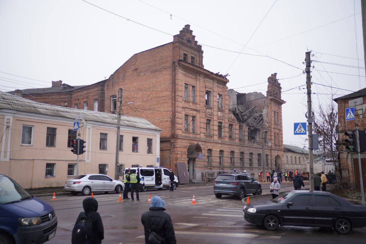 У Харкові усувають наслідки нічної атаки дронами