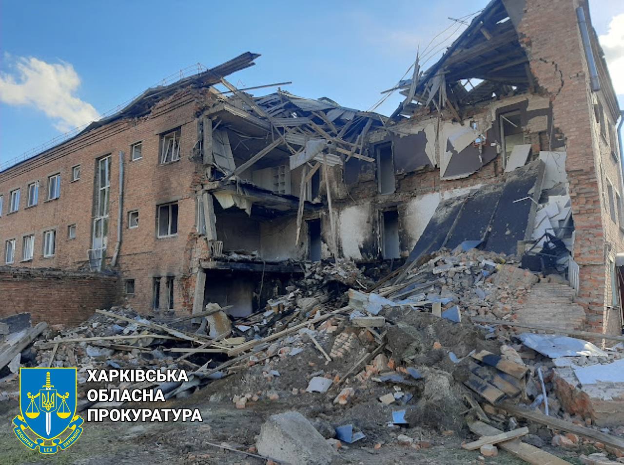 Завдала збитків у майже 1,5 млн грн на укладенні договору щодо ремонту зруйнованого російським обстрілом ліцею у Люботині: викрито службовицю