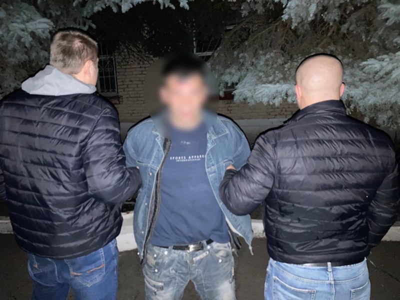 Серед білого дня вирвав з рук пенсіонера мобільний телефон: у Харкові затримали чоловіка за скоєння грабежу