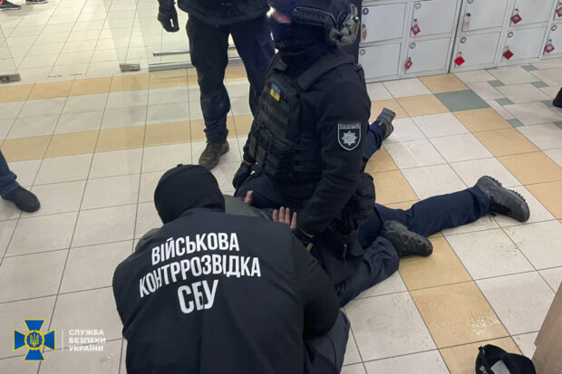 У Харкові затримали шахрая, який за гроші обіцяв дружині загиблого воїна «повернути його з полону»