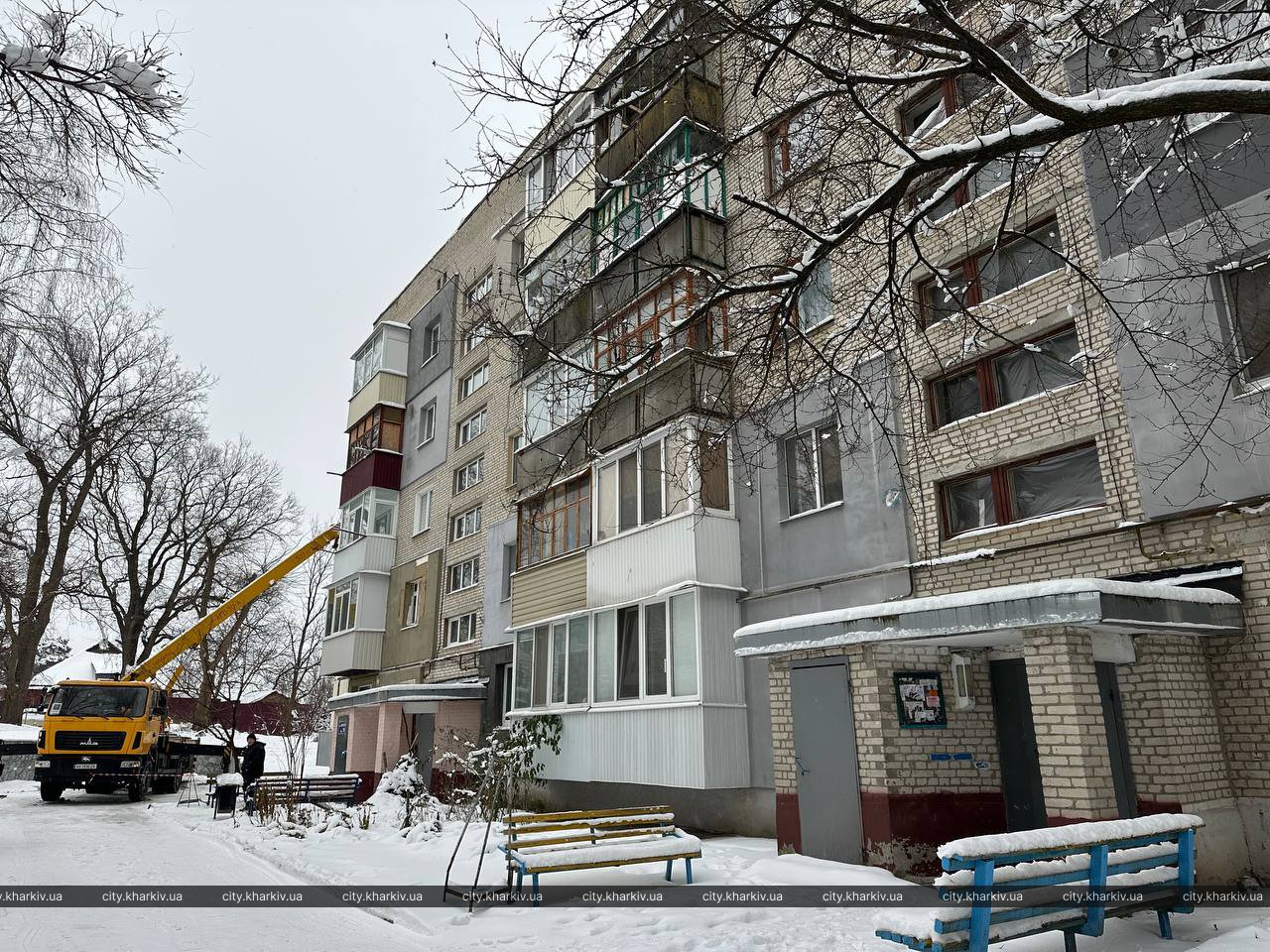 На вулиці Ювілейній ремонтують пошкоджений обстрілами будинок