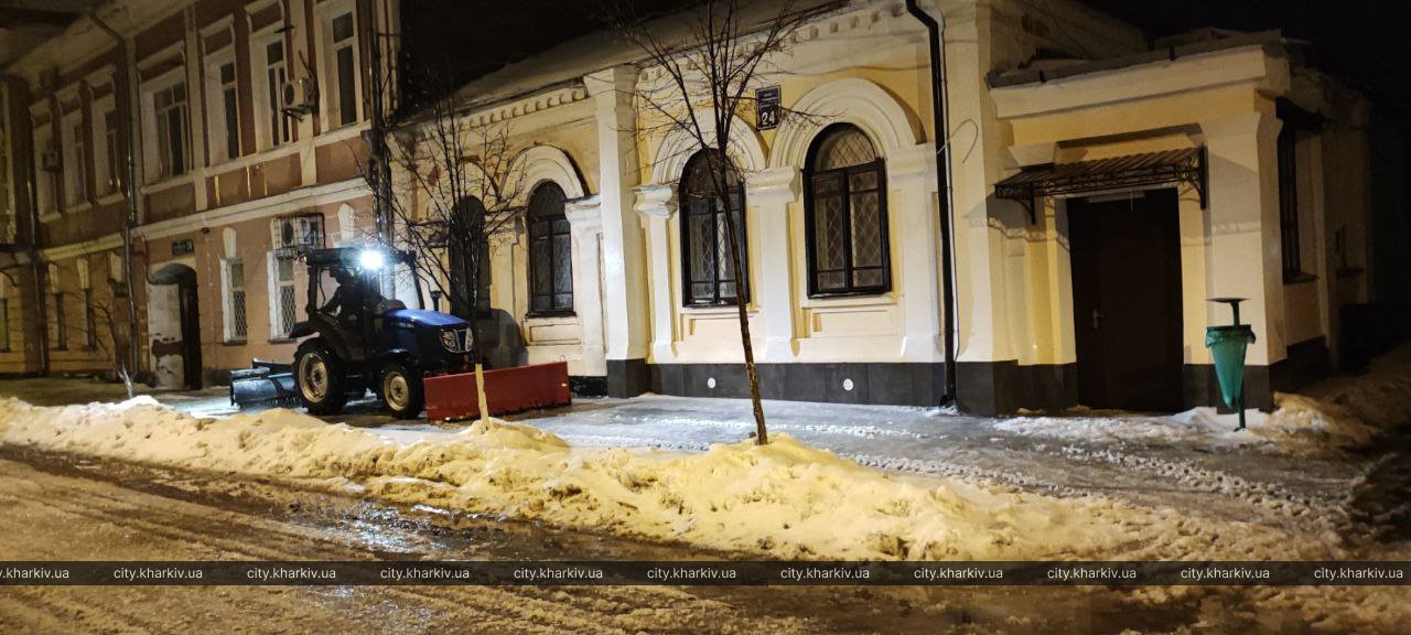 У Харкові комунальники боряться з ожеледицею та розпилюють повалені дерева
