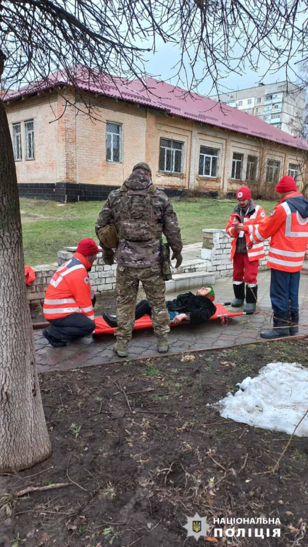 У Куп'янському районі поліцейські під обстрілами вивезли 83-річну жінку з травмою ноги