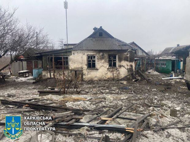 Правоохоронці документують наслідки обстрілу Купʼянського району, під час якого поранено мирну жительку
