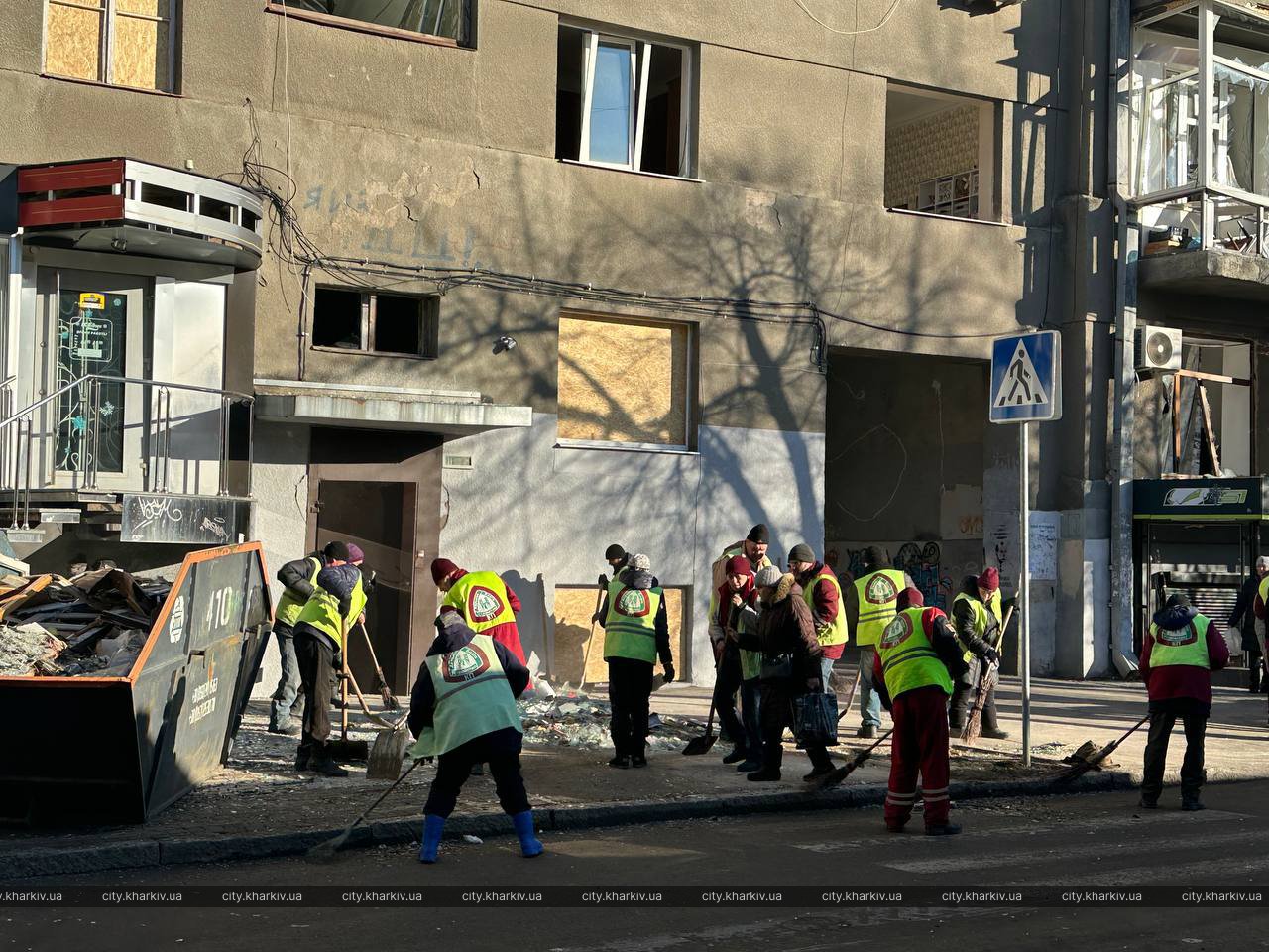 У Харкові закривають вибиті вікна та ремонтують покрівлі
