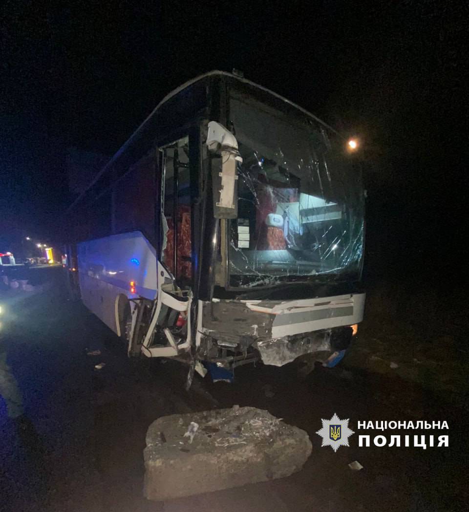 На Харківщині водій рейсового автобуса зіштовхнувся з бетонними блоками: постраждало двоє дітей