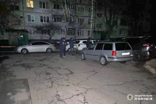 Кинувся з ножем на перехожого: у Харкові затримали чоловіка