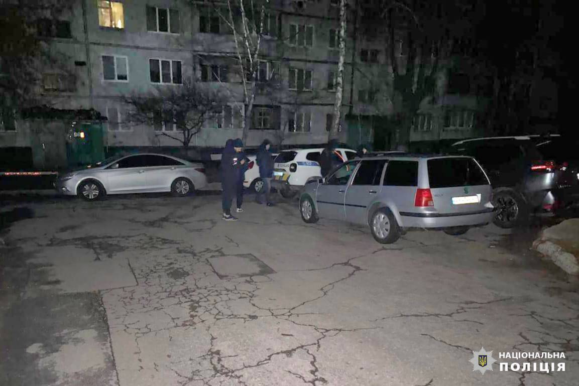Кинувся з ножем на перехожого: у Харкові затримали чоловіка