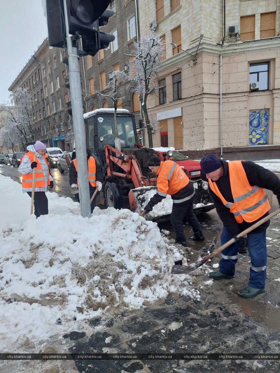 У Харкові комунальники прибирають сніг та борються з ожеледицею