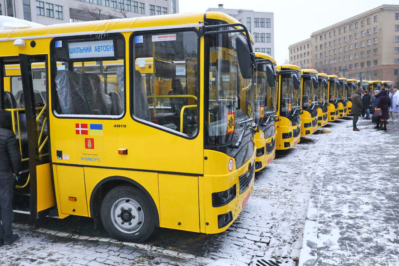 На потреби громад Харківщини передали 11 шкільних автобусів