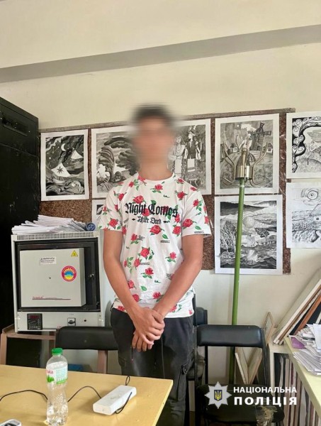 В місті Ізюм неповнолітній погрожував та вимагав гроші від двох підприємців