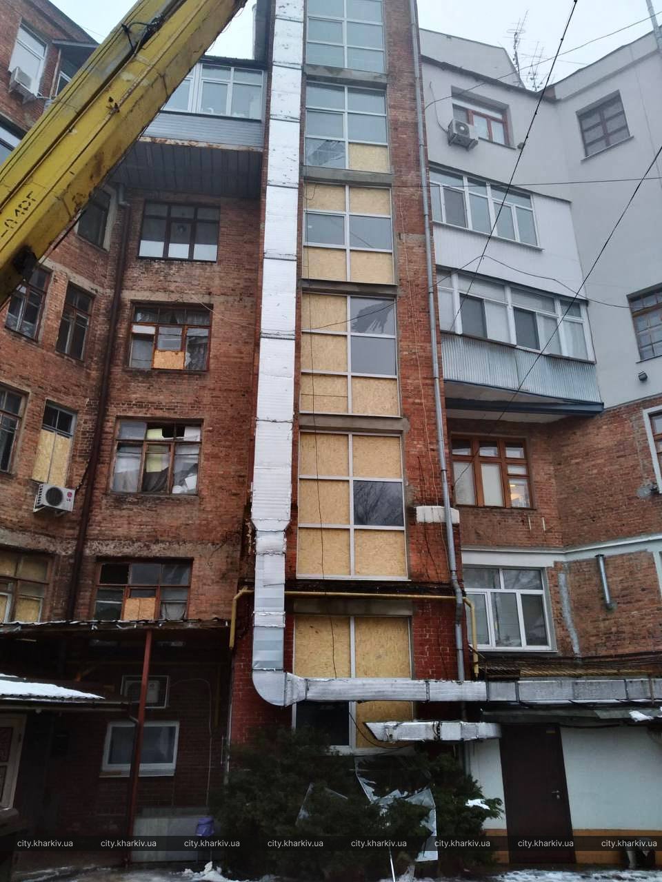 У Харкові комунальники завершують усувати наслідки обстрілів